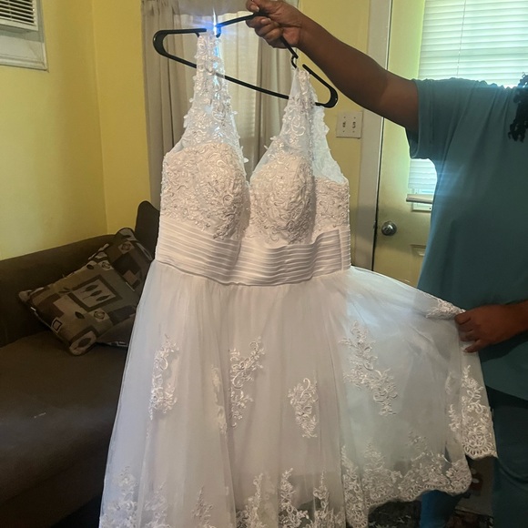 White Sleeveless Sweetheart A-line Wedding Gown - Picture 4 of 4